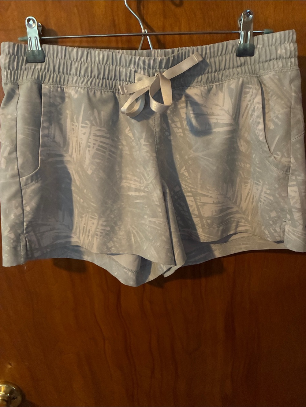 Old Navy Light Gray Printed Pull-On Athletic Shorts